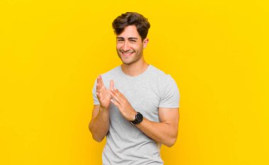  Mutlu ve başarılı hissediyorum, gülümsüyorum ve alkışlıyorum, alkışlarla tebrik ediyorum.