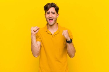  Zaferle bağırmak, heyecanlı, mutlu ve şaşırmış gibi görünmek, kutlama yapmak,