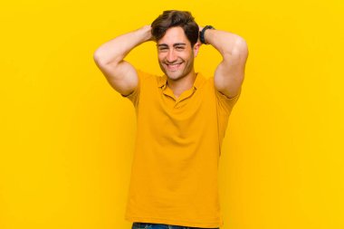  Gülümseyen ve rahat hisseden, mutlu ve kaygısız, olumlu ve rahatlatıcı