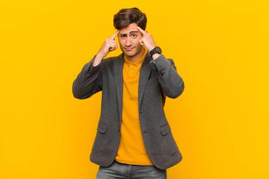  Ciddi ve konsantre bir bakışla, beyin fırtınası yaparak ve zorlu bir sorunu düşünerek.