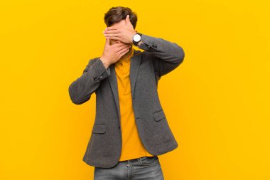  İki elinle kameraya hayır diyerek yüzünü kapatıyorsun! Resimler reddediliyor ya da yasaklanıyor