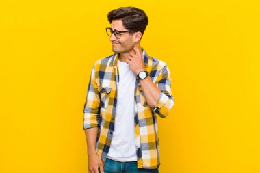  Stresli, hayal kırıklığına uğramış ve yorgun hissediyorum. Endişeli ve sorunlu bir bakışla boynumu ovuşturuyorum.