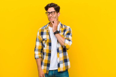  yanak tutmak ve acı veren diş ağrısı, hasta hissetmek, sefil ve mutsuz olmak, dişçi aramak.