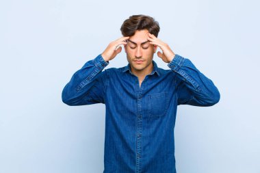 Genç yakışıklı adam konsantre, düşünceli ve ilham verici görünüyor, beyin fırtınası yapıyor ve hayal ediyor.