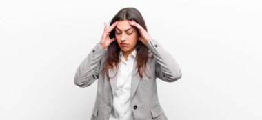 Genç ve güzel bir kadın stresli ve hayal kırıklığına uğramış görünüyor. Baskı altında çalışıyor. Başı ağrıyor.