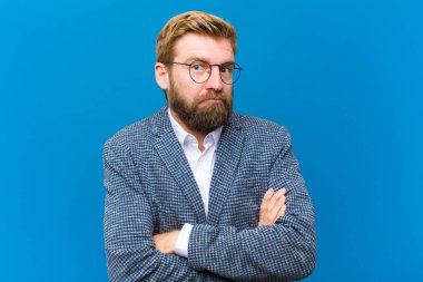 Omuz silkmek, kafası karışık ve kararsız hissetmek, kolları çapraz ve şaşkın bir bakış ile şüpheye düşmek