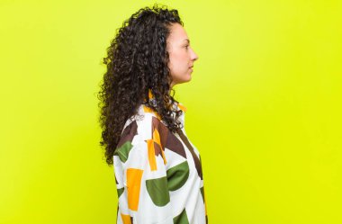 Profil görünümlü genç, güzel bir kadın. İlerideki boşluğu kopyalamak istiyor. Düşünüyor, hayal ediyor ya da kroma tuşuna karşı hayal kuruyor.