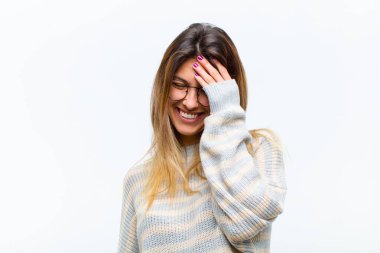 Genç ve güzel bir kadın gülüyor ve alnına şaplak atıyor. Unutmuşum yoksa beyaz arka plana karşı yapılan aptalca bir hataydı.