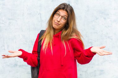 Genç ve güzel öğrenci şaşkın ve kafası karışık, doğru cevap ya da karardan emin değil, bir seçim yapmaya çalışıyor.