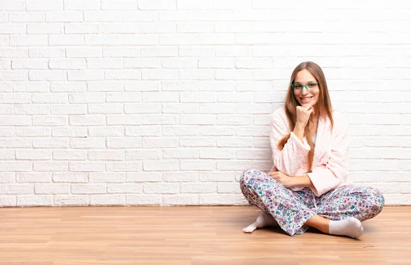 Giovane Bella Donna Sorridente Godendo Vita Sentirsi Felice Amichevole Soddisfatto — Foto Stock