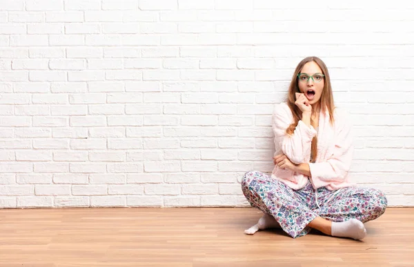 Junge Hübsche Frau Mit Offenem Mund Schockiert Und Ungläubig Hand — Stockfoto