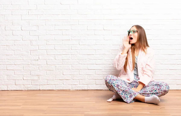 Joven Bonita Mujer Vista Perfil Mirando Feliz Emocionado Gritando Llamando —  Fotos de Stock