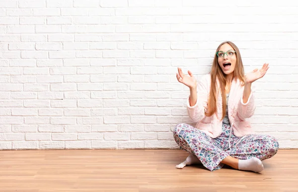 Junge Hübsche Frau Die Sich Glücklich Erstaunt Glücklich Und Überrascht — Stockfoto