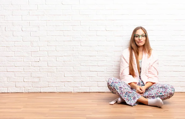 Jonge Mooie Vrouw Ziet Gek Grappig Met Een Domme Schele — Stockfoto