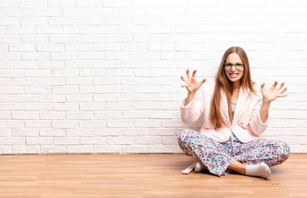 Jonge Mooie Vrouw Schreeuwend Paniek Woede Geschokt Doodsbang Woedend Met — Stockfoto