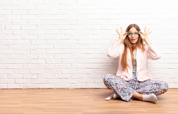 Ung Vacker Kvinna Känner Chockad Förvånad Och Överraskad Hålla Glasögon — Stockfoto
