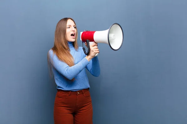 Jovem Mulher Bonita Com Megafone Contra Parede Azul Com Espaço — Fotografia de Stock