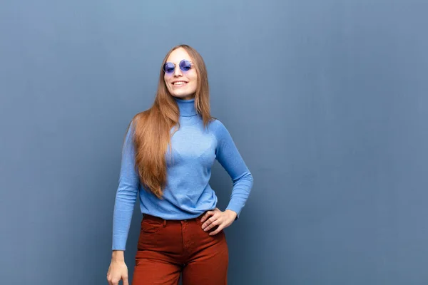 Ung Vacker Kvinna Med Solglasögon Mot Blå Vägg Med Kopia — Stockfoto