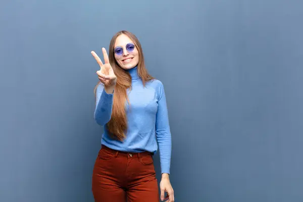 Ung Vacker Kvinna Med Solglasögon Mot Blå Vägg Med Kopia — Stockfoto