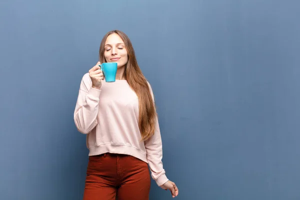 Jong Mooi Vrouw Met Een Koffie Tegen Blauwe Muur Met — Stockfoto