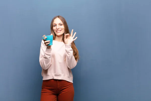 Joven Bonita Mujer Con Café Contra Pared Azul Con Espacio — Foto de Stock