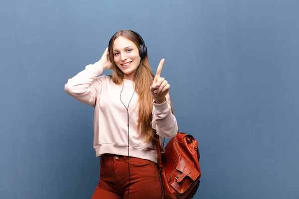 Joven Bonita Mujer Contra Pared Azul Con Espacio Copia — Foto de Stock