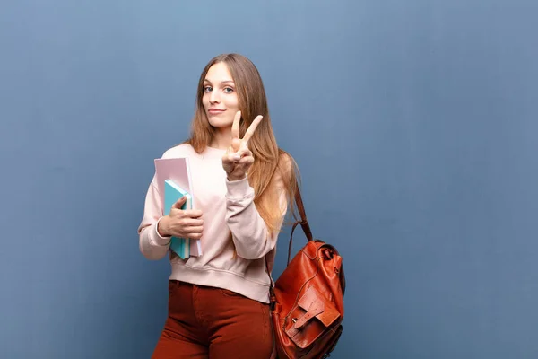 Joven Bonita Estudiante Mujer Con Libros Bolsa Contra Pared Azul — Foto de Stock