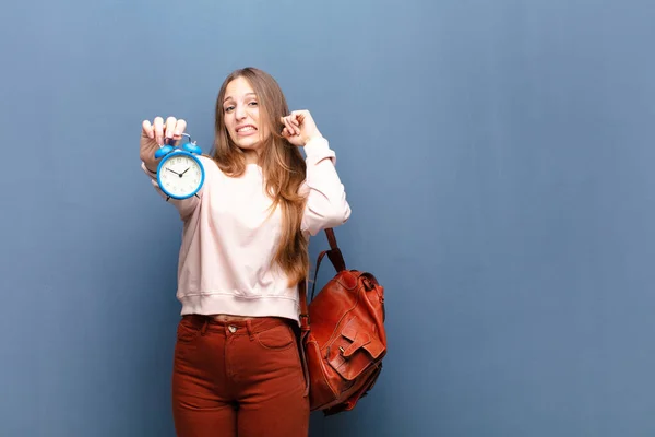 Junge Hübsche Frau Mit Wecker Gegen Blaue Wand Mit Kopierraum — Stockfoto