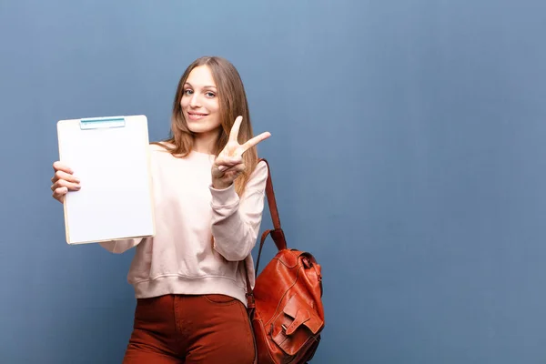 Jeune Jolie Femme Avec Morceau Papier Contre Mur Bleu Avec — Photo