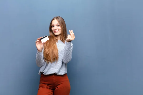 Joven Bonita Mujer Con Una Tarjeta Crédito Contra Pared Azul — Foto de Stock