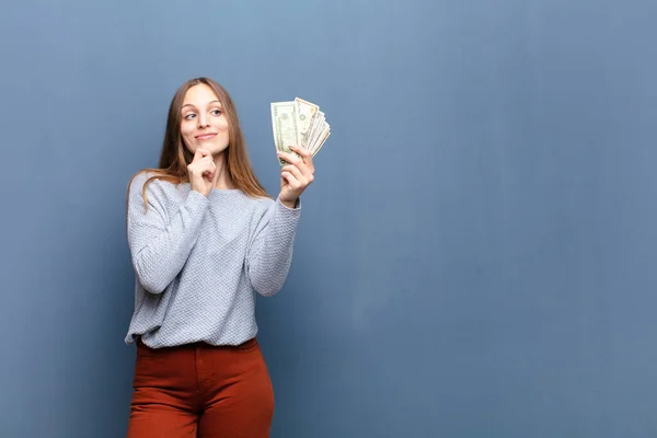 Ung Vacker Kvinna Med Dollar Sedlar Mot Blå Vägg Med — Stockfoto