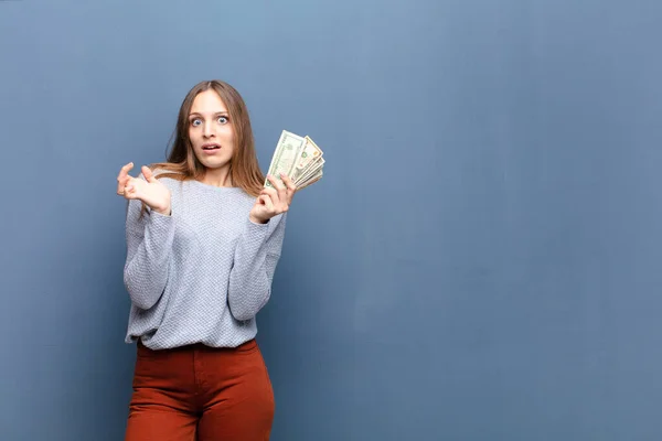 Joven Bonita Mujer Con Billetes Dólar Contra Pared Azul Con — Foto de Stock