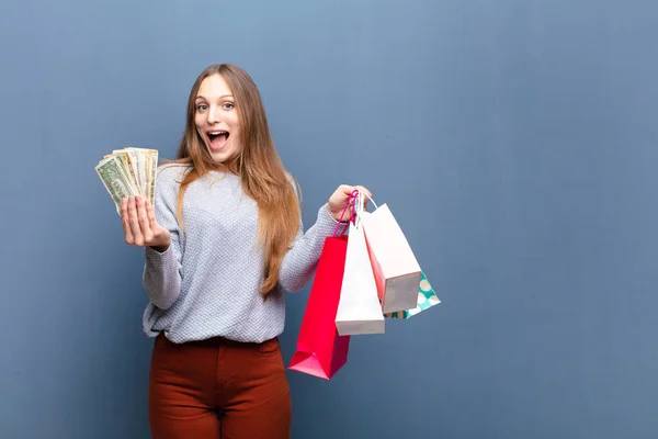 Ung Vacker Kvinna Med Shoppingväskor Mot Blå Vägg Med Kopia — Stockfoto