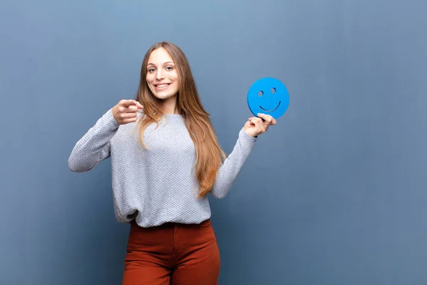 Jong Mooi Vrouw Met Een Glimlach Gezicht Tegen Blauwe Muur — Stockfoto