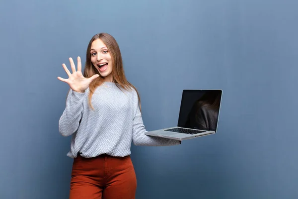 Jovem Mulher Bonita Com Laptop Contra Parede Azul Com Espaço — Fotografia de Stock