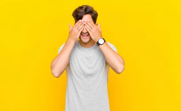 Sorridendo Sentendosi Felice Coprendo Gli Occhi Con Entrambe Mani Aspettando — Foto Stock