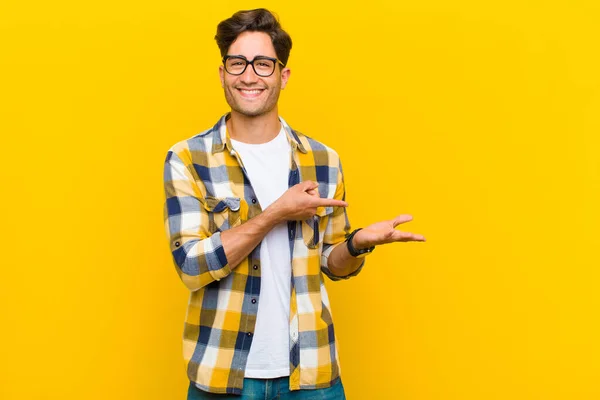 Sorridendo Allegramente Indicando Copiare Spazio Sul Palmo Sul Lato Mostrando — Foto Stock