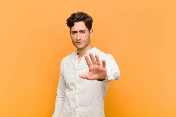 Joven Hombre Guapo Mirando Serio Severo Disgustado Enojado Mostrando Palmera — Foto de Stock