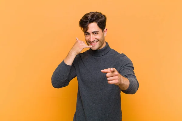 Giovane Bell Uomo Sorridente Allegramente Che Punta Alla Fotocamera Mentre — Foto Stock