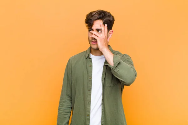 Jovem Homem Bonito Sentindo Entediado Frustrado Sonolento Depois Uma Tarefa — Fotografia de Stock