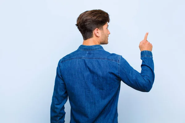 Jovem Bonito Homem Apontando Para Objeto Espaço Cópia Visão Traseira — Fotografia de Stock