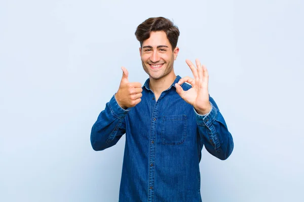 Giovane Uomo Bello Sensazione Felice Stupito Soddisfatto Sorpreso Mostrando Pollici — Foto Stock