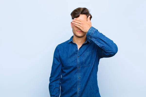 Jovem Homem Bonito Cobrindo Olhos Com Uma Mão Sentindo Assustado — Fotografia de Stock