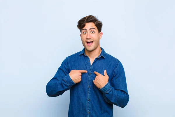 Jovem Homem Bonito Sentindo Feliz Surpreso Orgulhoso Apontando Para Mesmo — Fotografia de Stock