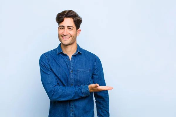 Jovem Bonito Homem Sorrindo Alegremente Sentindo Feliz Mostrando Conceito Espaço — Fotografia de Stock