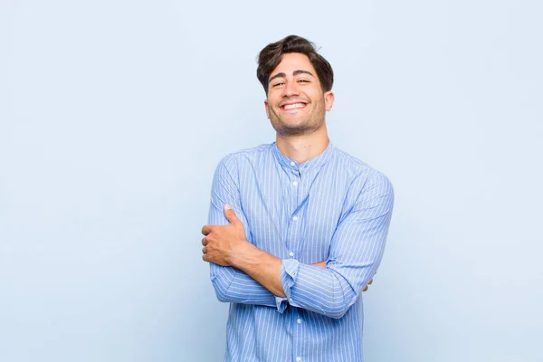 Jovem Bonito Homem Olhando Como Feliz Orgulhoso Satisfeito Realizador Sorrindo — Fotografia de Stock