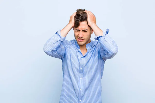Mladý Pohledný Muž Pocit Stresu Úzkosti Depresivní Frustrovaný Bolestí Hlavy — Stock fotografie