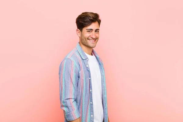 Joven Hombre Guapo Sonriendo Cámara Con Los Brazos Cruzados Una — Foto de Stock