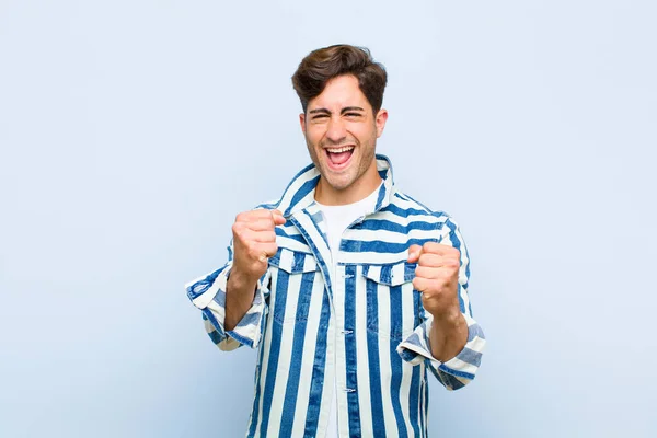 Jovem Homem Bonito Sentindo Feliz Positivo Bem Sucedido Celebrando Vitória — Fotografia de Stock