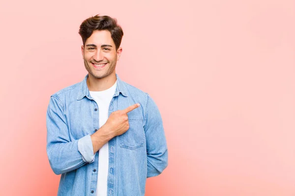 Joven Hombre Guapo Sonriendo Alegremente Sintiéndose Feliz Señalando Hacia Lado —  Fotos de Stock